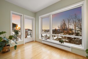 Gode vindusflater og utgang til balkong.