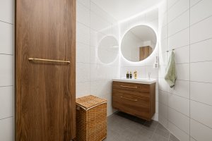 Flislagt bad med dusjhjørne og varmekabler.