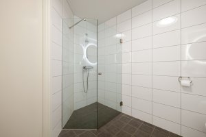 Praktisk bad med gjennomtenkt løsning.