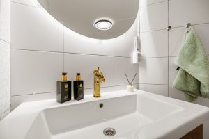 Romslig bad med keramiske fliser.