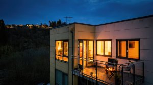 Nordvendt balkong på ca. 8,7 m² med lite innsyn – perfekt for rolige stunder.