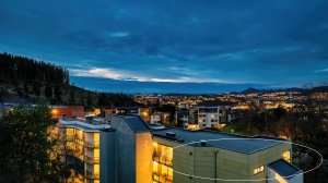 Attraktiv beliggenhet med nærhet til Lagunen Storsenter, Bybanen og flotte turmuligheter.