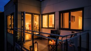 Fin uteplass med utgang fra stue.