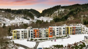 Leiligheten ligger tilbaketrukket og rolig, med umiddelbar tilgang til natur og servicetilbud.