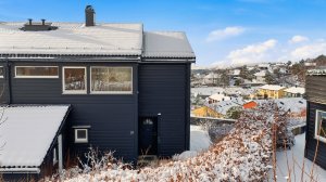 Fra garasjen er det mulig å gå trappefritt til inngangsdøren, men korteste vei er å bruke trappen like ved der bilen står.