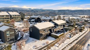 Romslig enderekkehus med attraktiv og familievennlig beliggenhet på "beste Bønes". Solrik altan, 4 soverom, kontor, to boder - og garasje med elbillader.