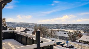 Utgang til sørvestvendt altan på ca. 10,7 m² med supre solforhold og flott utsikt! 