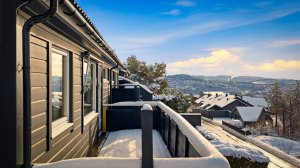 Terrassegulv skiftet i 2019. Markisen er praktisk når solen er på sitt sterkeste.