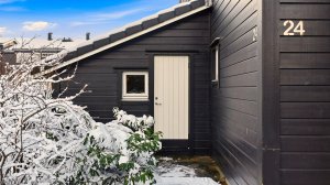 Ved inngangen er det tilgang til en romslig sportsbod med gode lagringsmuligheter. 