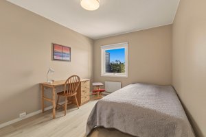 Soverom 2 i første etasje. Her nede er de resterende 3 soverom samlet. Veldig praktisk. 