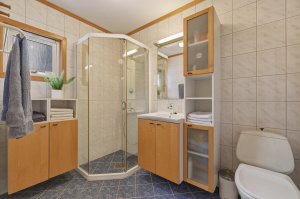 Flislagt bad fra 1997 med varmekabler. Badet fungerer fint, men må etter hvert oppgraderes for å tilfredsstille dagens krav.