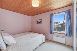 Soverom 1 i hovedetasjen. Stort og godt soverom.