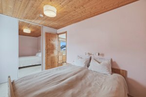 God garderobeplass med skyvedører.