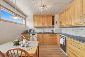 Romslig og godt arbeidskjøkken. 