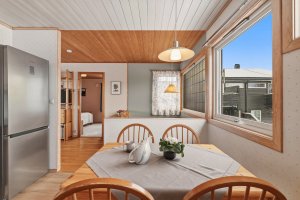 Delvis åpen kjøkkenløsning gir gjennomgående lys fra vindu, men samtidig godt skjermet fra stuen.