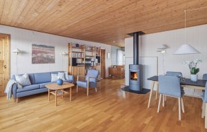 I den romslige stuen er det plass til flere møbelgrupper. Alt etter behov.