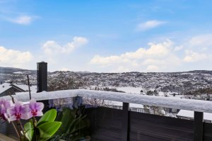 Sol og utsikt kan nytes fra formiddag til kveld.