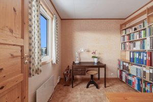 Fra stuen er det også inngang til et praktisk "hjemmekontor" med flott utsikt og godt arbeidslys.