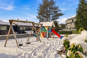 Her ser du en av to lekeplasser i borettslaget. 