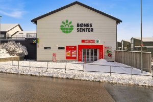 Nærbutikk med både post og ferskvaredisk ligger like ved. Det samme gjør bussholdeplass .