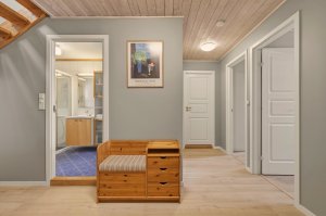 I "soveromsgangen" nede er det tilgang til både bad, toalett og vaskerom.