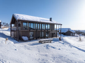 Moderne arkitektur og rene linjer, hvor store vindusflater slipper naturen helt inn og gir en fantastisk kontakt med fjellet året rundt.