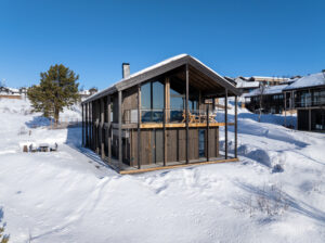 En moderne og stilren hytte med fin plassering i terrenget. De store vindusflatene gir rikelig med lys og en sømløs overgang mellom inne og ute.