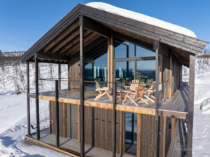 Terrassene og utesonene innbyr til avslaping i solen. Perfekt å invitere venner og naboer på afterski i påsken