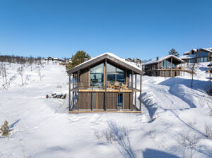 Meget flott tomt hvor denne hytten ligger innerst i blindveien og grenser til vakker natur og skiløyøene. 