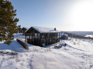 Hytten ligger fritt og luftig til på en åpen tomt, med gode solforhold og utsikt mot vakre høyfjellsområder.