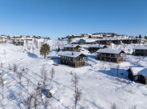 Beliggende i enden av en blindvei mot friområde i vest får du en trygg og skjermet ramme rundt hyttelivet – perfekt for barnefamilier
