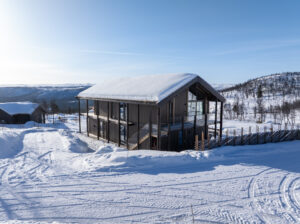 Bilen parkeres rett utenfor hytten. Elbil-lader montert. Det er også plass til besøkende. 
