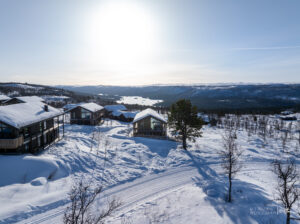 Den åpne plasseringen gir gode solforhold og en luftig følelse rundt eiendommen. Svært praktisk med ski in/ski out fra skiløypen og at barna har en veldig gøy akebakke rett utenfor hytten