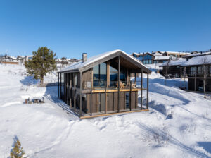 Uteplassene danner en naturlig ramme for bålpanne, påskeleker og afterski-stunder med venner og familie.