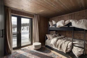 Soverom 4 er innredet med familiekøye med 120 cm. nede og 90 cm. oppe. Totalt 8 sengeplasser, men 10 sengeplasser om to barn kan sove i 120 cm. sengen i familiekøyene. 