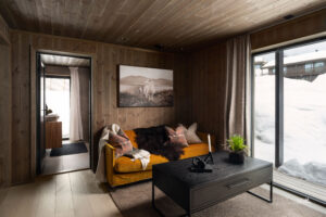 1. etasje finner du en egen tv-stue som danner en perfekt barne- og ungdomsavdeling. Dette gir en praktisk og fleksibel løsning, hvor både små og store kan nyte hyttelivet på sine premisser.