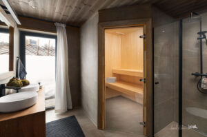 Avdelingen i 1.etasje inneholder også tre soverom, eget bad og badstue. Perfekt etter en lang dag ute. 