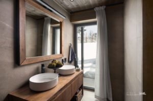 Enkel adkomst fra badstu ut i snøen. Her møtes funksjon og design på en måte som både er gjennomtenkt og estetisk tiltalende. Baderomsinnredning bygget av Fjellmøbler AS. 