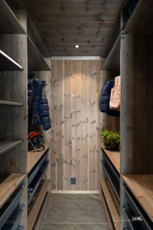Praktisk og gjennomført garderoberom med god plass og smarte løsninger for oppbevaring av klær og utstyr.