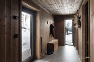 Førsteinntrykket står i stil til forventningene. Her kommer en inn en stor og god gang med 90 x 90 fliser (varme i gulvet) og flotte overflater. Ytterdører med kodelås og appstyring.