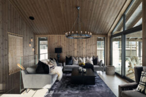 Gjennomgående bruk av treverk i varme, naturlige toner skaper en lun og innbydende atmosfære. Fra stuen er det ut til en nydelig terrasse.