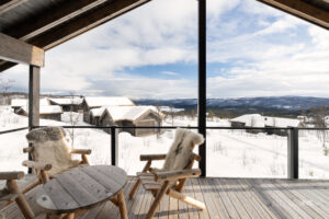 Rolige stunder i solen med utsikt mot åpne vidder og snødekte topper. 