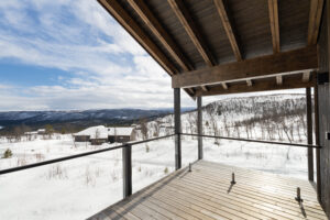 Nyt stillheten i solveggen med vidstrakt utsikt over høyfjellet.