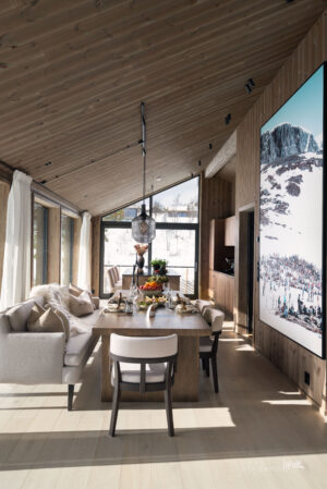 I hytten er det elektriske anlegget oppgradert som belysning og tilrettelagt for varmepumpe.