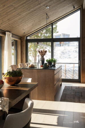 Hytten fremstår med en gjennomført og helhetlig stil, hvor solide kvaliteter og gode materialvalg går igjen i alle rom.