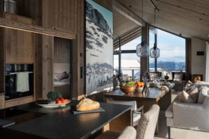 De helhetlige materialvalgene gir hytten en eksklusiv lodgefølelse, samtidig som det oppleves som funksjonelt, familievennlig og ekte. 