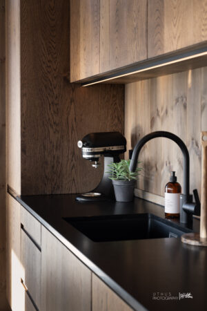 Et kjøkken hvor estetikk og funksjon går hånd i hånd, perfekt tilpasset både hverdagsbruk og hyggelige samlinger. Bygget av Fjellmøbler AS.