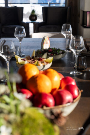 Den lune atmosfæren, kombinert med utsikt og peiskos i bakgrunnen, gir en perfekt ramme for ekte hyttekos