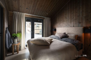 Master bedroom ligger skjermet og rolig til i hovedetasjen, og fremstår som en privat sone i hytten