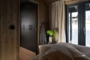 Rommet har en behagelig atmosfære med varme treoverflate og fin belysning som gir en avslappende lodgefølelse.